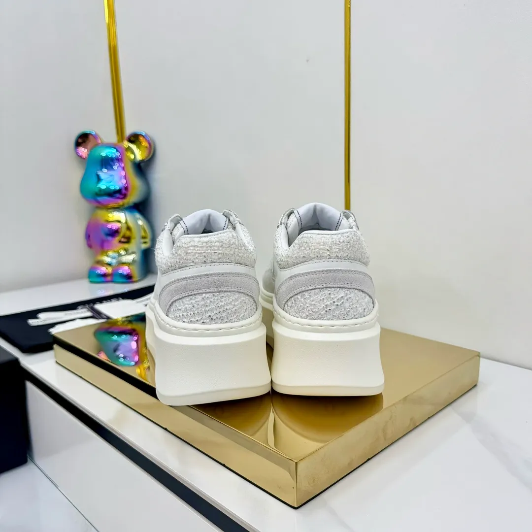 👟👟Ex-factory price 600👟👟 Upgraded version, upgraded version, upgraded version! No rebuttal accepted! ! ! ! Chanel Chanel panda shoes! 2025 counter's top casual sports shoes. This classic design; the upper is electro-embroidered with a variety of techniques; the outsole is fashionable and sporty; the unusual inclusion of a variety of color matching elements... The diversified mix and match is very good-looking and versatile, and can be used for leisure, fashion, sports, and outdoor... ꫛꫀꪝ Go➫ Materials: ❶Upper made of: original imported first-layer silk cowhide + original waterproof cloth + original first-layer cowhide ❷Inner lining: Original Yangli+Net ❸Outsole based on: Original TPU combination outsole Counter boutique packaging complete set for women 35–41 👉 👉 👉 👉 👉